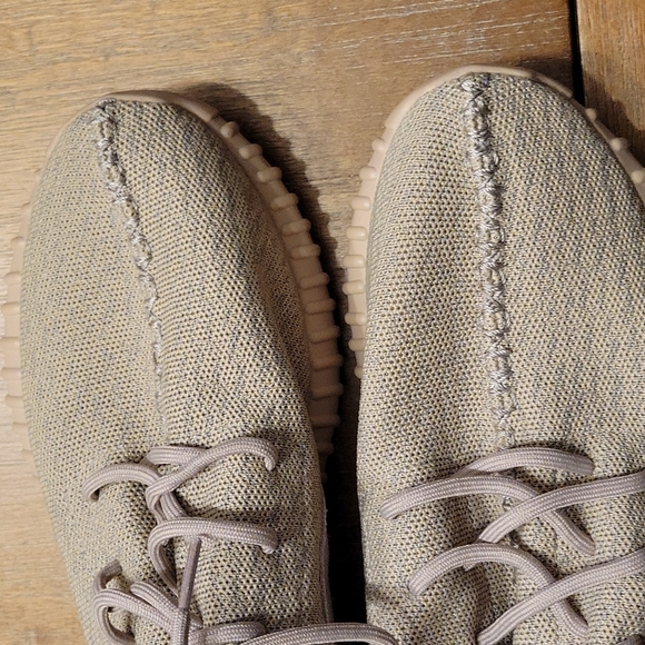 RARE NEW IN THE BOX ADIDAS YEEZY BOOST 350 V2 SNEAKERS. THEY ARE AUTHENTIC. - Picture 10 of 16